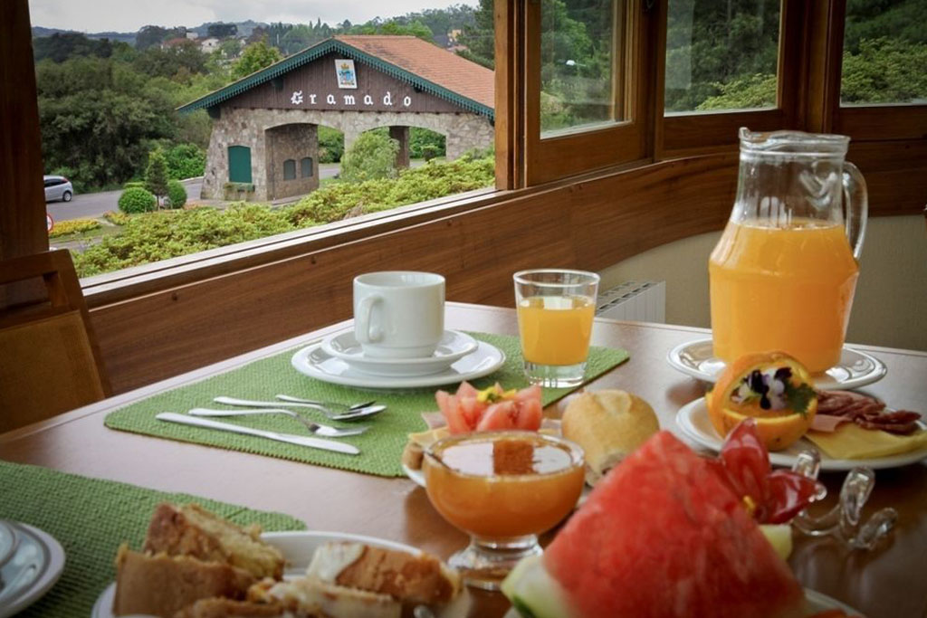 HANNA Pórtico Hotel Gramado - Área da piscina e jardim